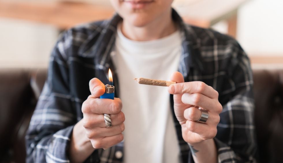 Blunt vs joint, which is better? Discover differences between most popular cannabis rolls to determine which produces the smoking experience.
