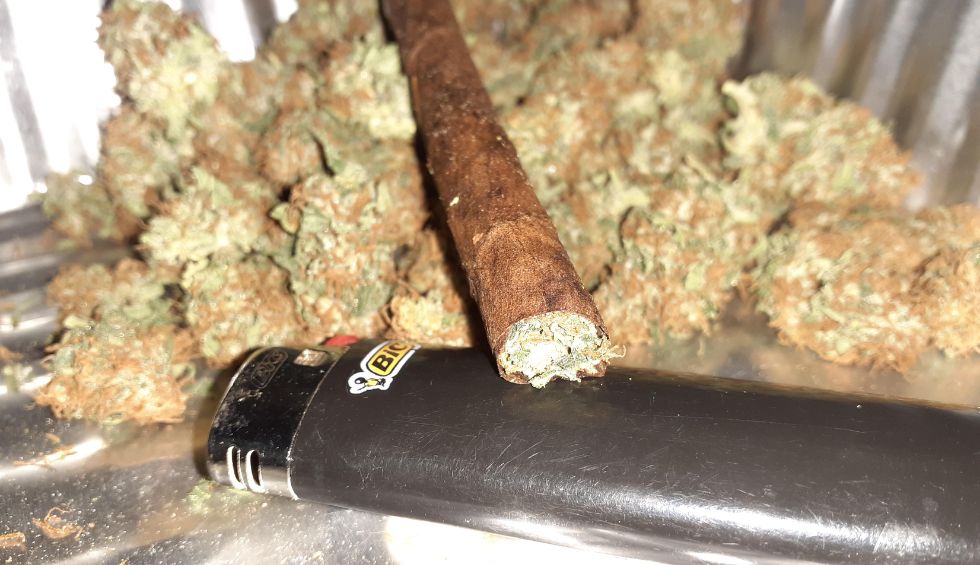 A blunt is a roll of cannabis flower that, instead of utilizing a thin paper like a joint, is rolled up in a tobacco leaf or a repurposed cigar or cigarillo wrap. To put it simply, a blunt is cannabis flower rolled in tobacco leaf.