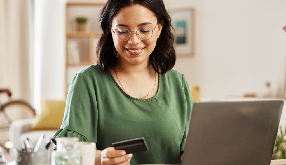 Cannabis enthusiasts in Canada have the freedom to visit retail cannabis stores and buy their favourite weed products. So, why do most Canadian stoners almost exclusively buy pot online?