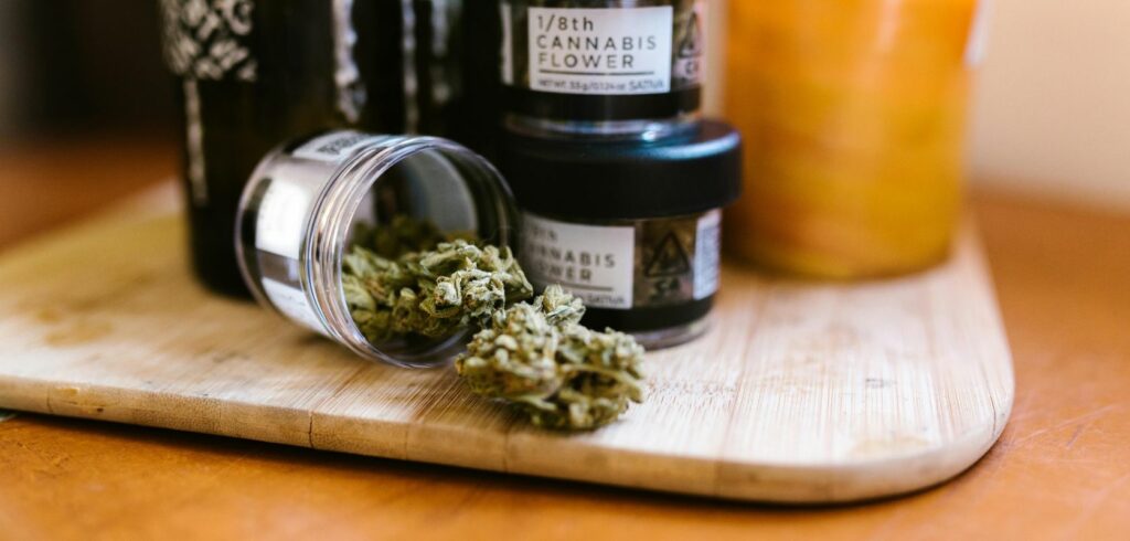 Calgary experiences and cannabis go hand in hand. You too can now blend the city’s active lifestyle with your favourite THC products for a much better, mellow experience.